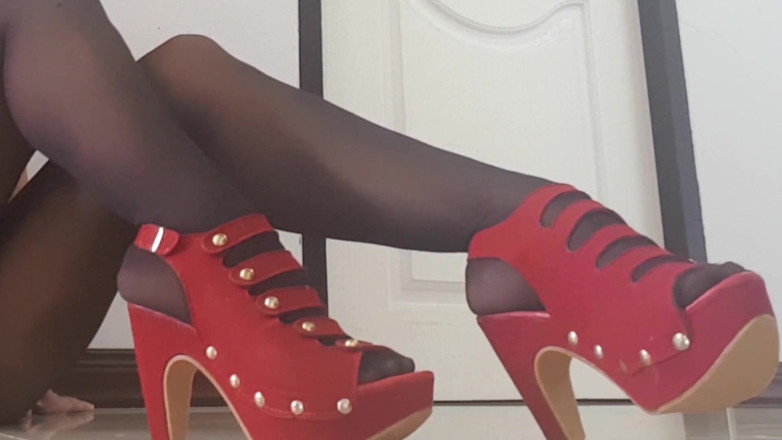 6-movies: Une chaussure, une jambe et un cul taquinent dans des...