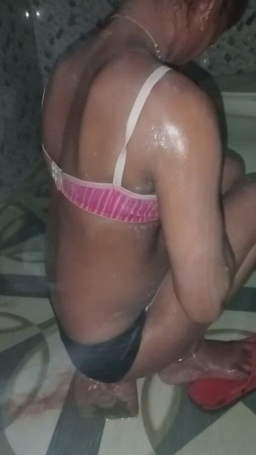 Ankurpriya000: Priya bhabhi bañándose desnuda y mostrando su dulce coño y...