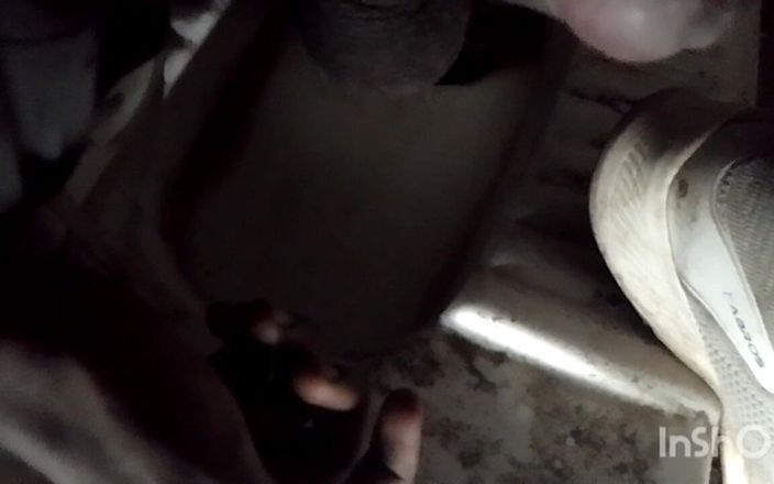 Crazy boy moment: Nơi công cộng hand job ấn độ ấn độ chàng trai