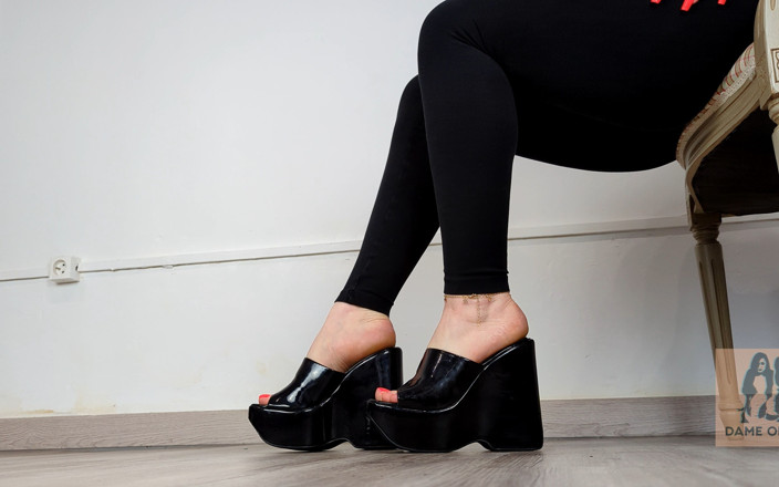 Dame Olga: Koleksi kasut MILF Y2K Black Patent Wedges - Dame Olga