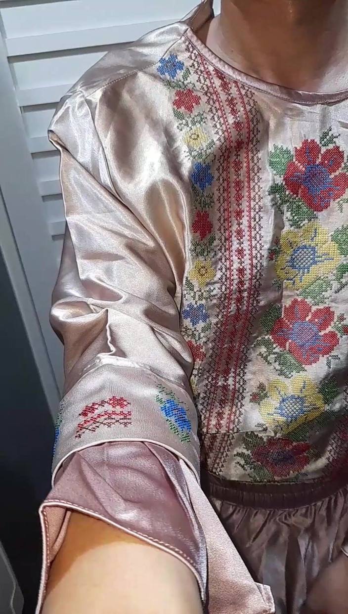 Naomisinka: Transvestiert mit satinset-masturbation