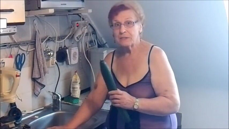 Real Life: Nenek berkongkek dengan timun