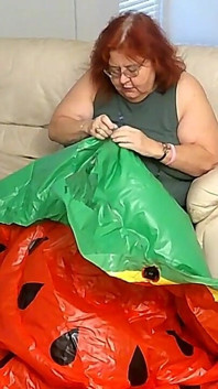 Gordinha enfermeira Vicki explodindo um enorme carro flutuante de plástico que parece uma fatia de melão de água
