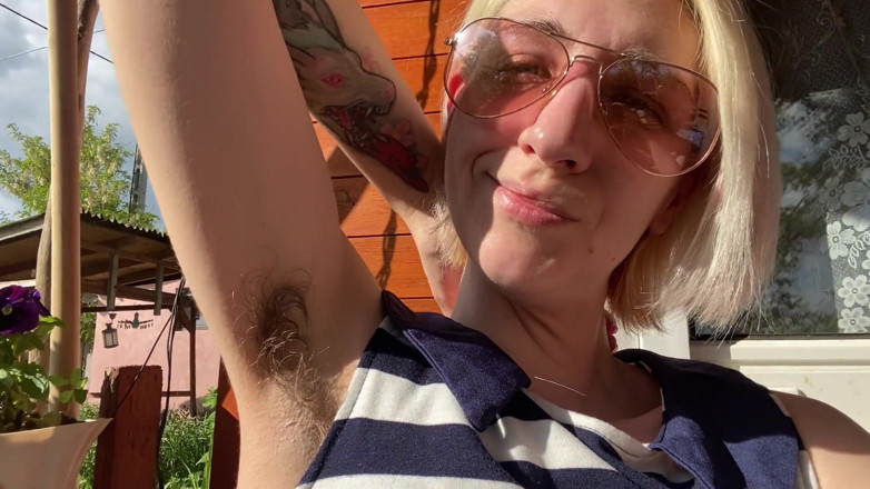 Cuteblonde666: Kouření venku ukazuje moji chlupatou kundičku