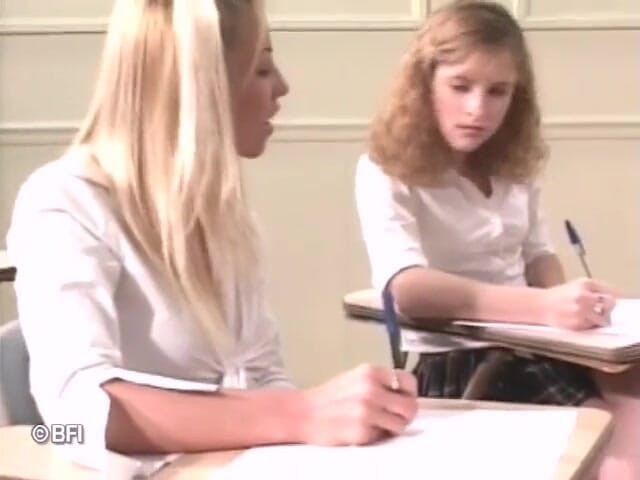 Sweet Teen Playground: Universitárias adoram ser fodidas em DVD duro