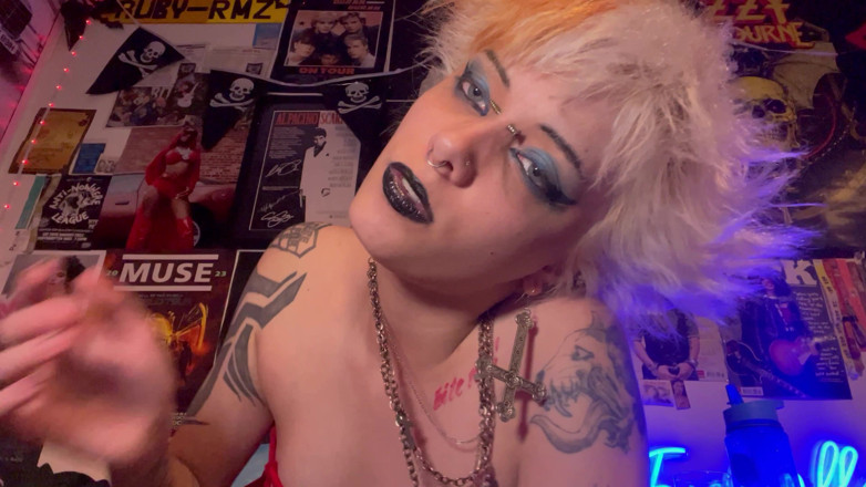 Glitterqueen1999: Flaring nostrol gotica, Strofinamento dildo, Sbavando nel rossetto