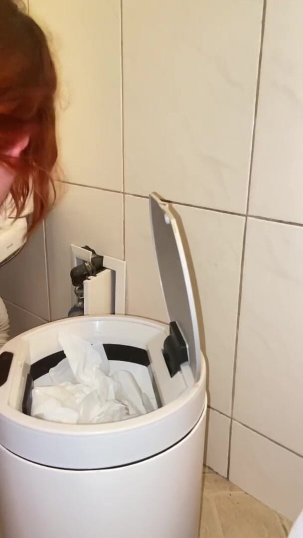 Elena917: Sikanie i czyszczenie toalety językiem