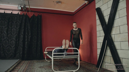 Cruel Anettes fetish world: Bastinado auf dem bett