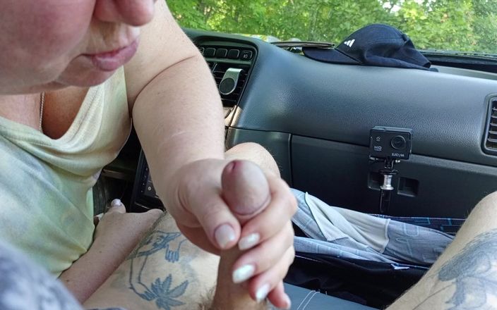 Zona901: În mașina din parcare, mama mea vitregă îmi masturbează pula până...