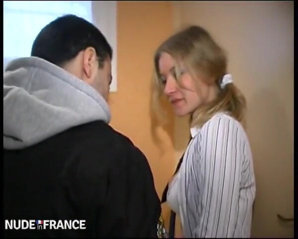 La France a Poil: Сексуальную молодую студентку-блондинку в чулках жестко пустили паровозиком