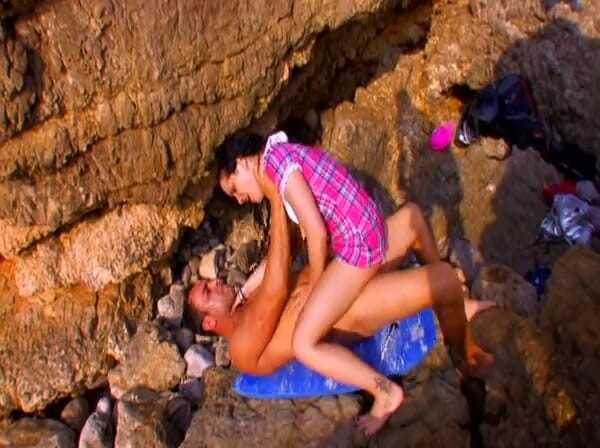European Classics: Cewek seksi rambut cokelat dientot di atas batu