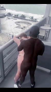 Miami je vždy zábavné zkontrolovat nějakou akci na balkóně