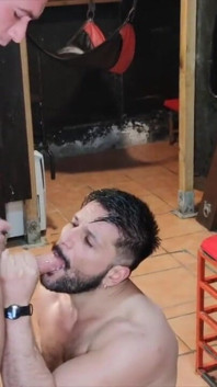 Der muskeljunge Brakeo wird roh von Apolo Adrii gefickt