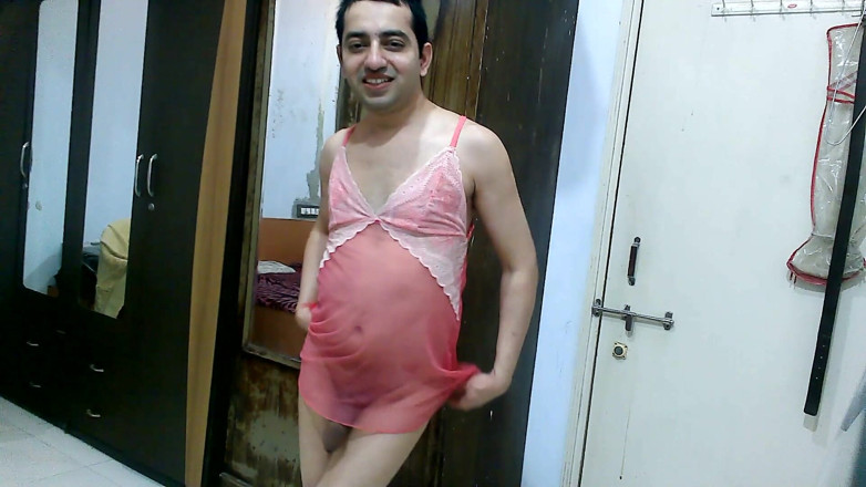 Cute & Nude Crossdresser: Transsexuală efeminată sexy Femboy Sweet Lollipop în lenjerie de designer și chiloți.
