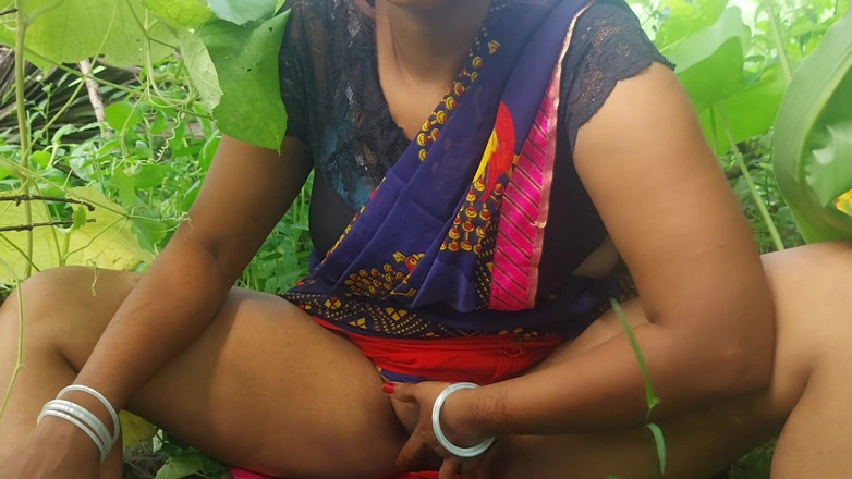 Pooja raniji: Pooja Bhabhi Outside Garden Hot Fucking Video