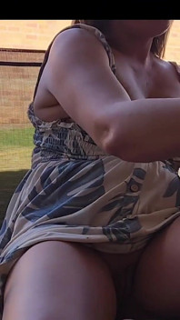 Blondă sexy își expune pizda în timp ce mă uit și mă masturbez