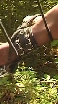 Maskierter mann bindet reife MILF für dildospiel im freien