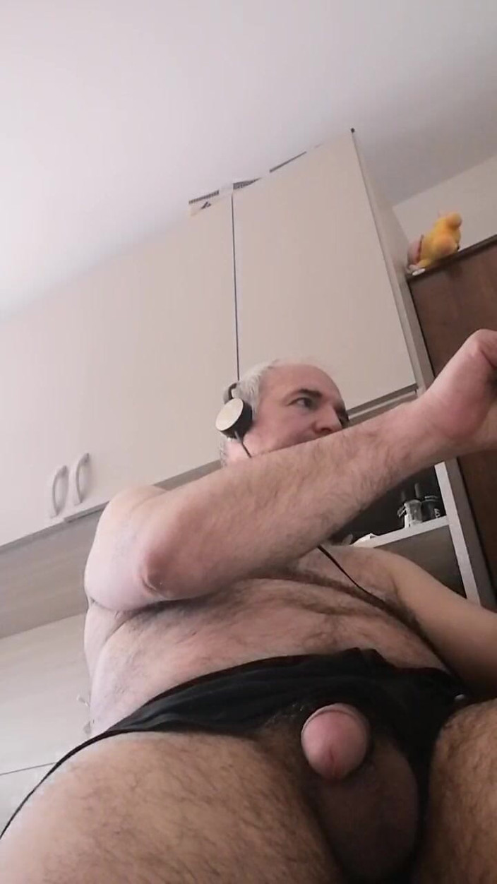 Setesesso7: Masturbuję się twardym kutasem, ciesząc się jak świnia, oglądając film porno!
