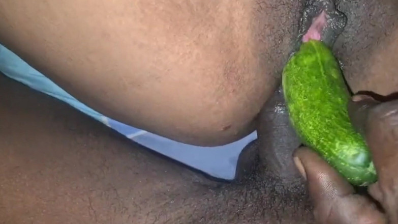 Nunu: El culo de Bhabhi follando con pepino y pene