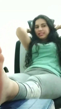 Brat Princess katherine ke badboodaar pair ghar ke gulaam dvara saaph kie ge hain!
