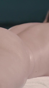 La Ragazza Tettona Akasha Cullen Gode Di Un Massaggio Erotico E Poi Del Sesso Sensuale Con Il Massaggiatore