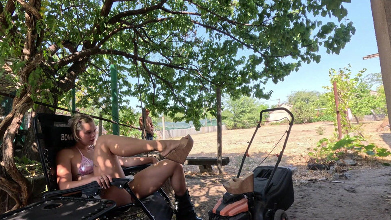 HotPrincessUA: Cranking in Sexy Platform Shoes Lawn Mower &amp; Car Wont Start