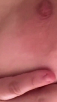 Bbwbootyful låg på soffan och lekte med mina stora bröst