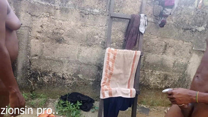 Zion: Beccato a scopare sorellastra culona nel cortile perché mon entrerà...