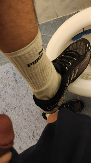 SmokedAlloy2: Dirtyjunkbro (dj -erkek kardeş) tuvalette, tamamen ıslak, kirli işemiş çoraplar ve spor ayakkabılar