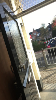 Napalona siedzi na płocie wzdłuż drogi