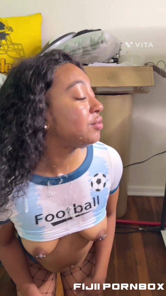 Fijii pornbox: 搾乳継父ビッグブラックディックサッカーチアリーダー黒檀ティーンデカ尻