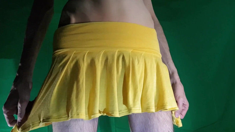 HeIsSooThin: Žlutá sukně se žlutými šortkami. Volný střih.