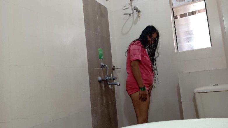 Telugu Couple: 印度性感人妻在洗澡时抚摸阴户