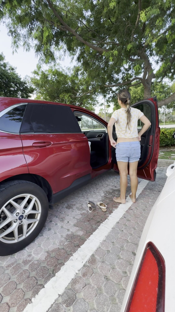 Sweet Buttocks: Striptýz na parkovišti před sluncem