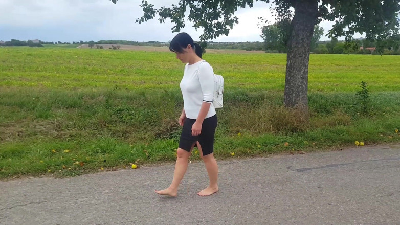 Yvette xtreme: Plimbare perversă cu picioarele goale cu Yvette Costeau