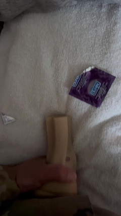 Gay Soldier Stuff: in meiner vollen uniform mit einem Spielzeug, das ein Kondom...