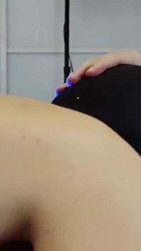 Sexy milf geeft een sensuele pijpbeurt. Sperma in de mond. Bal likken en zuigen