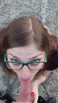 Outdoor, riesiger cumshot ins gesicht, voll auf der brille!