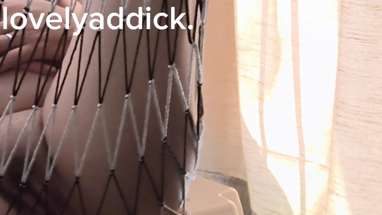 Lovelyaddik: Nevlastní sestra, která se houpala, byla políbena