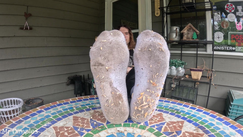 Mr Dimples: Mostro i miei calzini e piedi sporchi