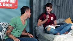 Heteroflexible: Heteroflexible - Twinks Trevor Harris & Des Irez học sesh biến thành...