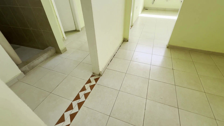 Throateman: Mısır'da umumi tuvalet. Bu gün üçüncü kez orada mastürbasyon yapıyorum