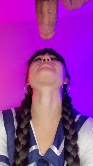 DherlyDoll: Fazendo a gostosa chupar meu pau!