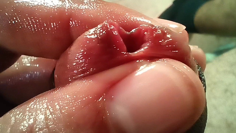 Tommhot: Sexy uomo colombiano che urina e gioca con il suo...