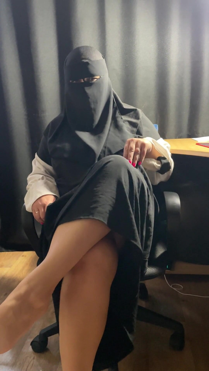 Lux Eva: Syrian MILF Shows Pussy