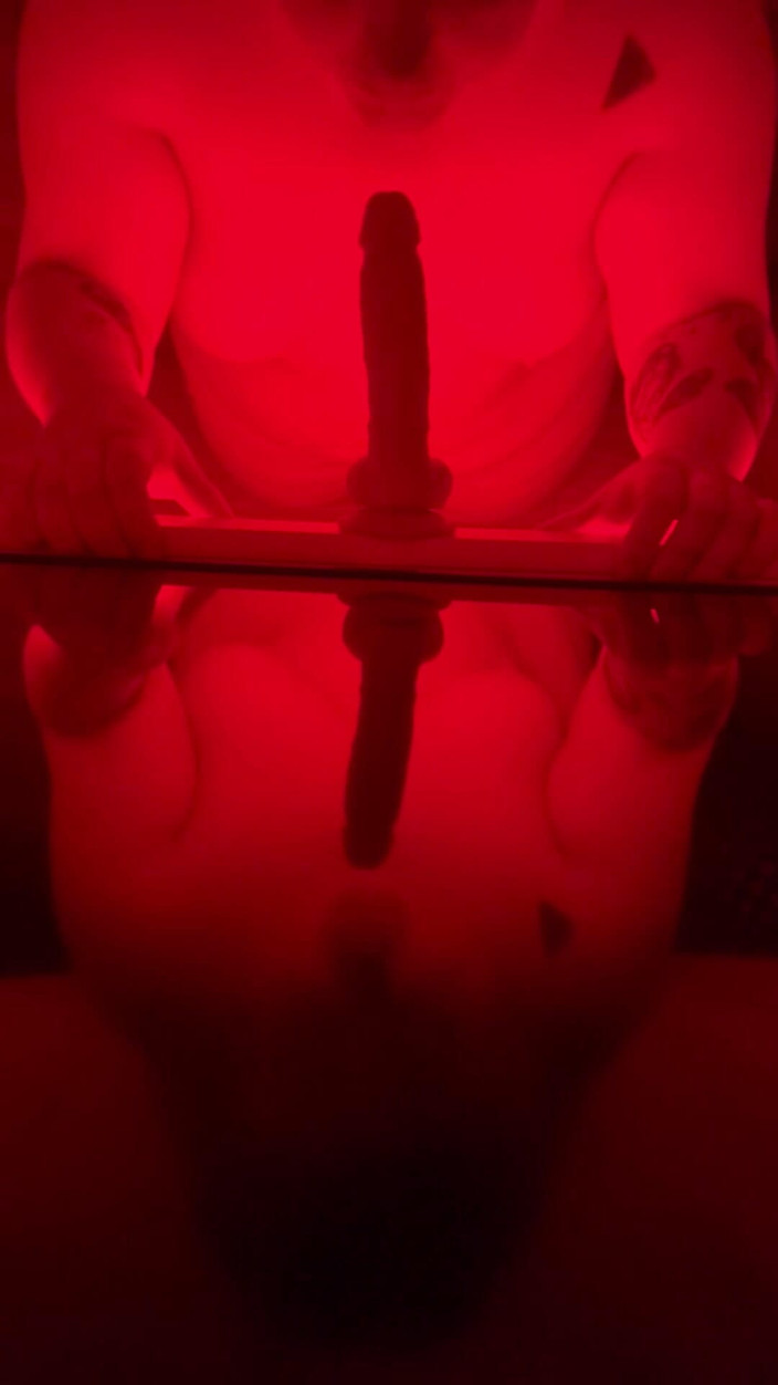 Quinnicide: Товстушка мамка глибоко заглотує ділдо, брудне відео від першої особи