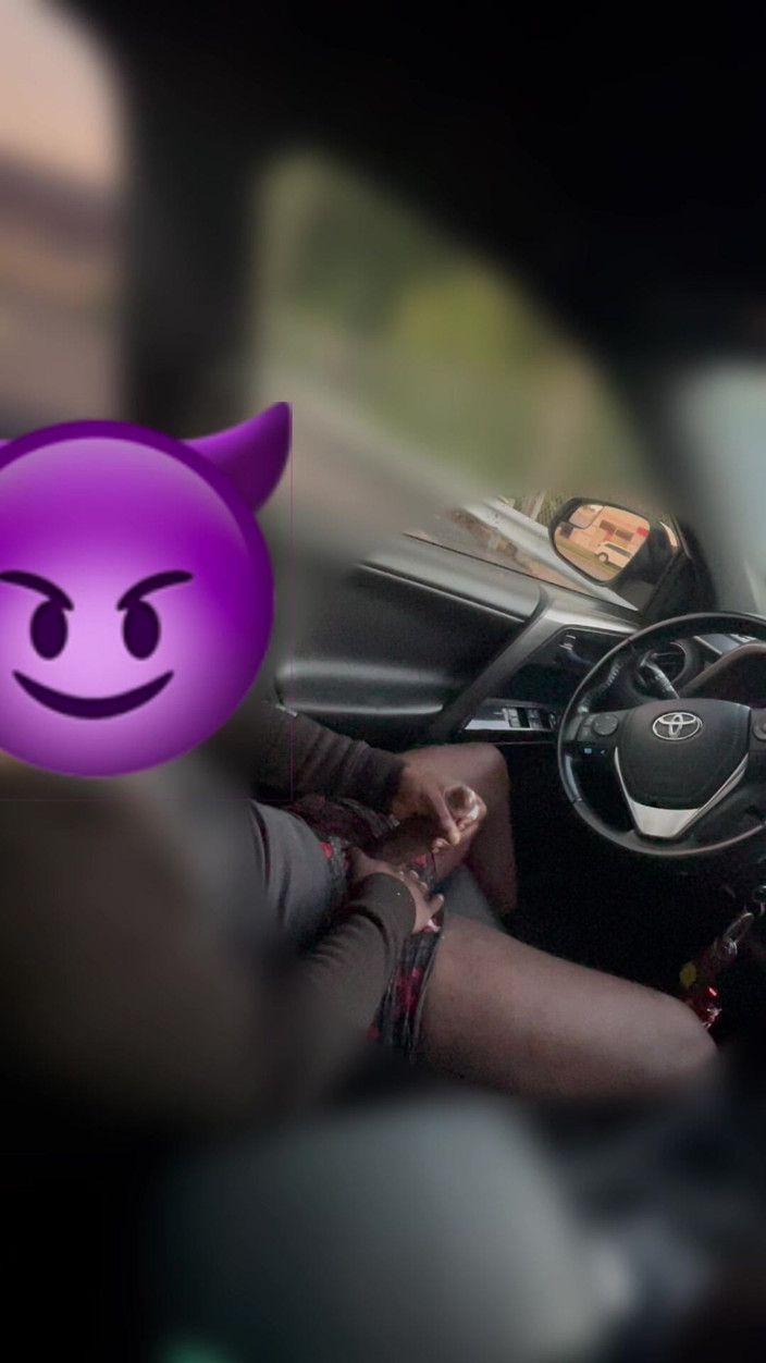 Purge_her: Auta projíždějí, zatímco ona kouří mého ptáka