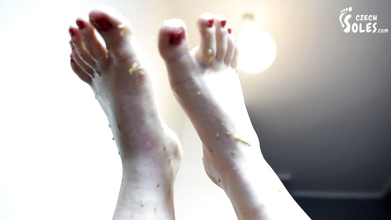 Czech Soles - foot fetish content: Stor flicka som krossar frukter och du med sina enorma...