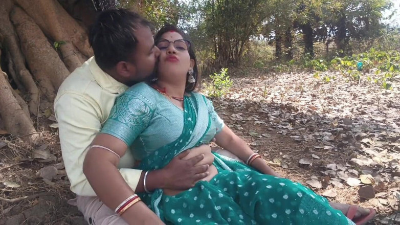 Sona bhabhi: 孟加拉性感的农村妻子殴打她的丈夫和她的男朋友在户外，孟加拉性爱视频