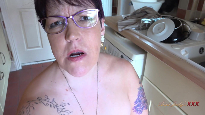 Aunt Judy's XXX: AuntJudysXXX - 巨乳の56歳主婦レイラがキッチンであなたのチンポをしゃぶる(POV)